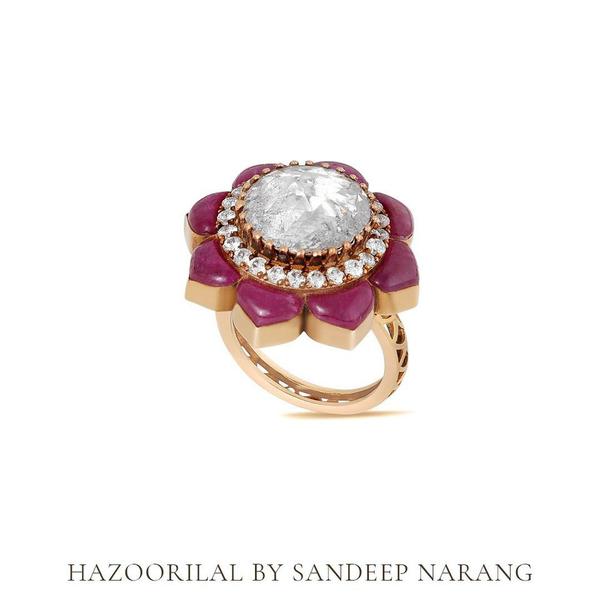 Discover the classiness of Hazoorilal gold jewellery for party perfection